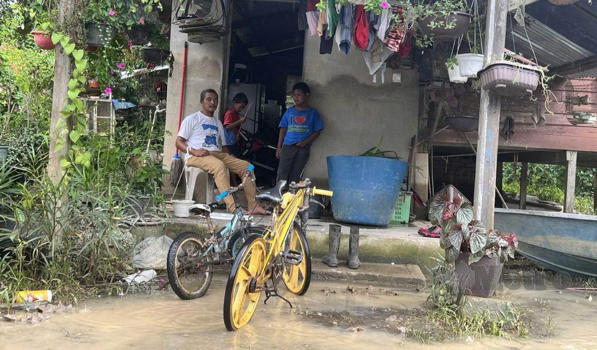KEADAAN kawasan rumah Adnan di Kampung Tanjung Bukit Mentok yang sering dilanda banjir setiap kali musim tengkujuh. FOTO Zatul Iffah Zolkiply 