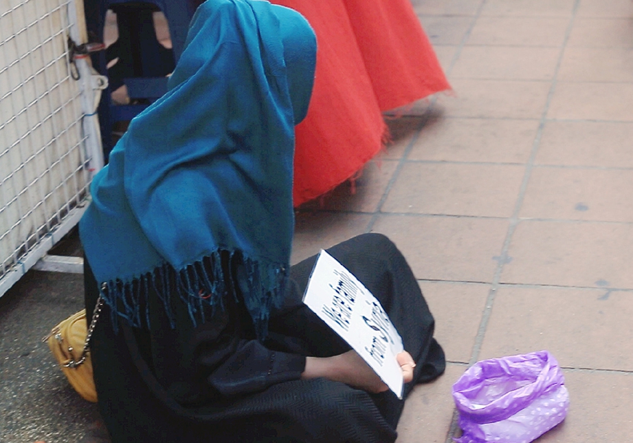  SEORANG wanita memegang kad tertulis dia dari Palestin