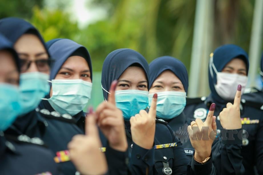 Anggota polis wanita menunjukkan jari mereka yang ditanda dakwat selepas mengundi pada  tinjauan pengundian awal Ibu Pejabat Kontinjen Sabah sempena PRN Sabah 2020. FOTO ASWADI ALIAS