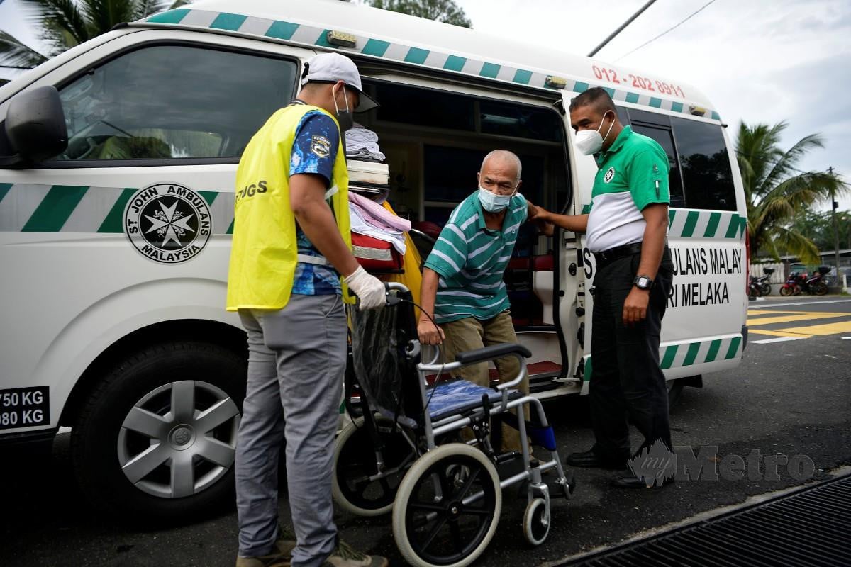 AB Rahim (tengah) dibawa menaiki ambulans untuk mengundi di Sekolah Kebangsaan Durian Daun (K). FOTO Bernama