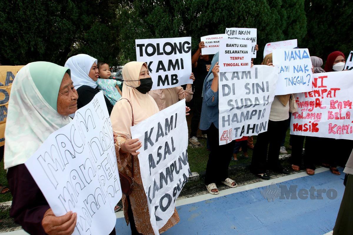 PENEROKA Kampung Koskan Tambahan mengadakan demonstrasi aman bagi merayu kepada Menteri Besar menghentikan pengusiran penduduk di hadapan pintu masuk utama Bangunan Sultan Salahuddin Abdul Aziz Shah. FOTO Faiz Anuar