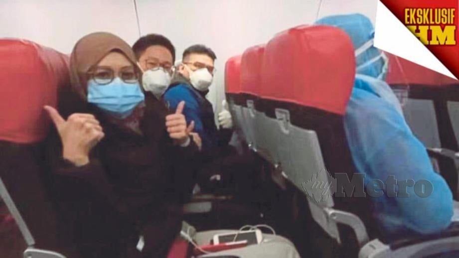 PASUKAN peninjau berada dalam pesawat AirAsia ketika penerbangan pulang ke tanah air.