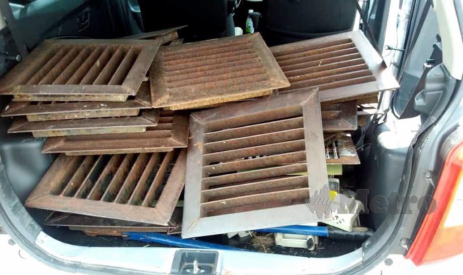 KOTA KINABALU 21 JULAI 2019. Suspek berjaya diberkas bersama besi penutup longkap yang dicuri selepas kenderaan yang mereka naiki di tahan polis di belakang sebuah pasaraya di Pekan Inanam, di Kota Kinabalu. NSTP/IHSAN POLIS.