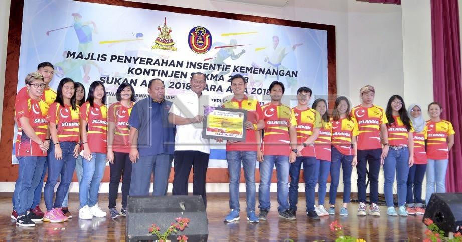 Mohd Khairuddin (enam kiri) menyampaikan insentif tertinggi RM194,000.00 kepada pasukan renang negeri Selangor pada Majlis Penyerahan Insentif Kemenangan Kontinjen SUKMA 2018, Sukan Asia 2018 dan PARA Asia 2018. FOTO Faiz Anuar