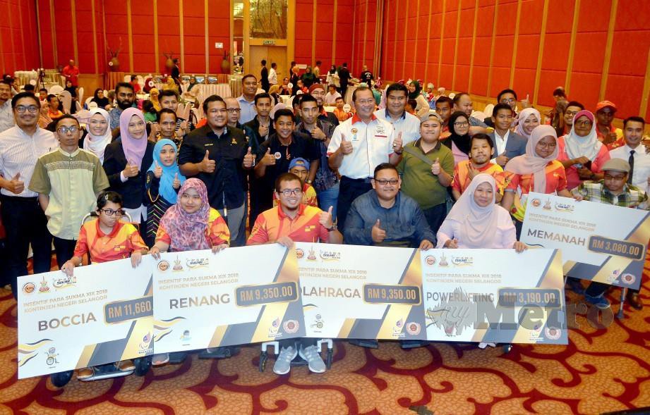 Mohd Khairuddin (tengah) bersama atlet pada Majlis Penyerahan Insentif Kontinjen Negeri Selangor Para Sukma XIX. FOTO Faiz Anuar.