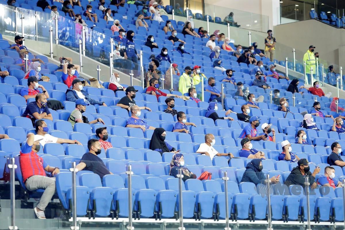 PENYOKONG duduk dalam jarak yang ditetapkan mengikut SOP ketika menyaksikan aksi JDT menentang Melaka United kelmarin di Stadium Sultan Ibrahim. FOTO Nur Aisyah Mazalan