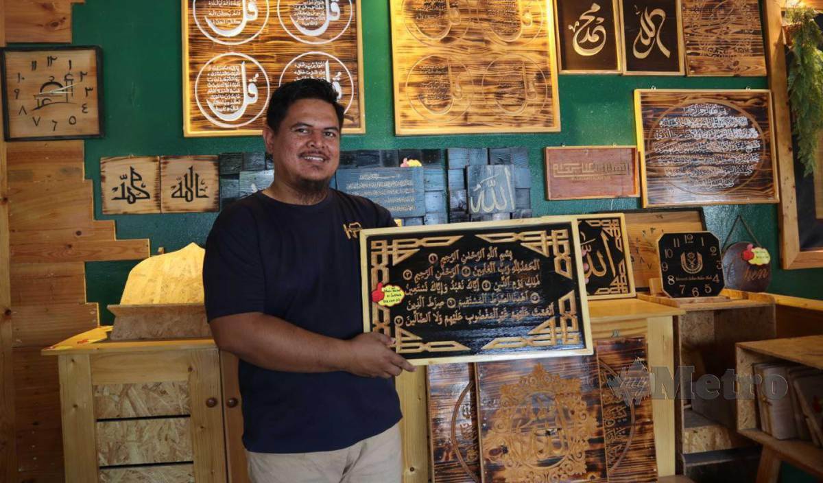 AMAR Tasykin menunjukkan hiasan kaligrafi ayat al-Quran sebagai antara produk diuasahakan. FOTO Muhamad Lokman Khairi