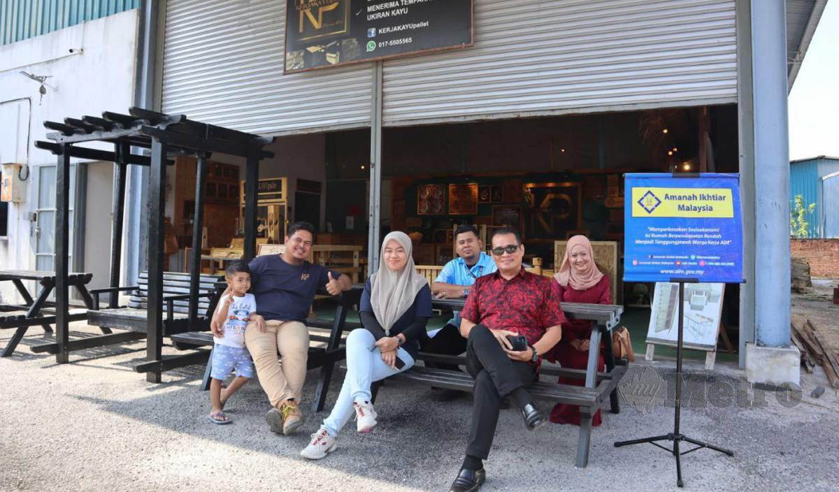 AMAR Tasykin (kiri) dan Norafiqah Aini (dua dari kiri) menerima kunjungan deligasi Amanah Ikhtiar Malaysia (AIM) Tapah. FOTO Muhamad Lokman Khairi