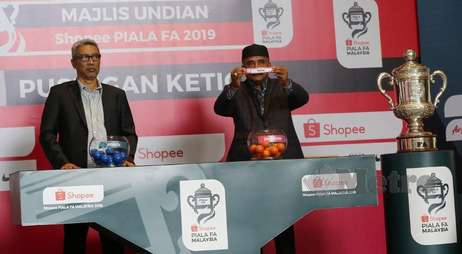Ahli Lembaga Pengarah MFL, Marzuki Sulong (kanan) melakukan undian pasukan Kedah bertemu pasukan PJ City pada undian Shopee Piala FA pusingan ketiga. Turut hadir Timbalan Presiden FAM, Datuk Wira Mohd Yusoff Mahadi. 