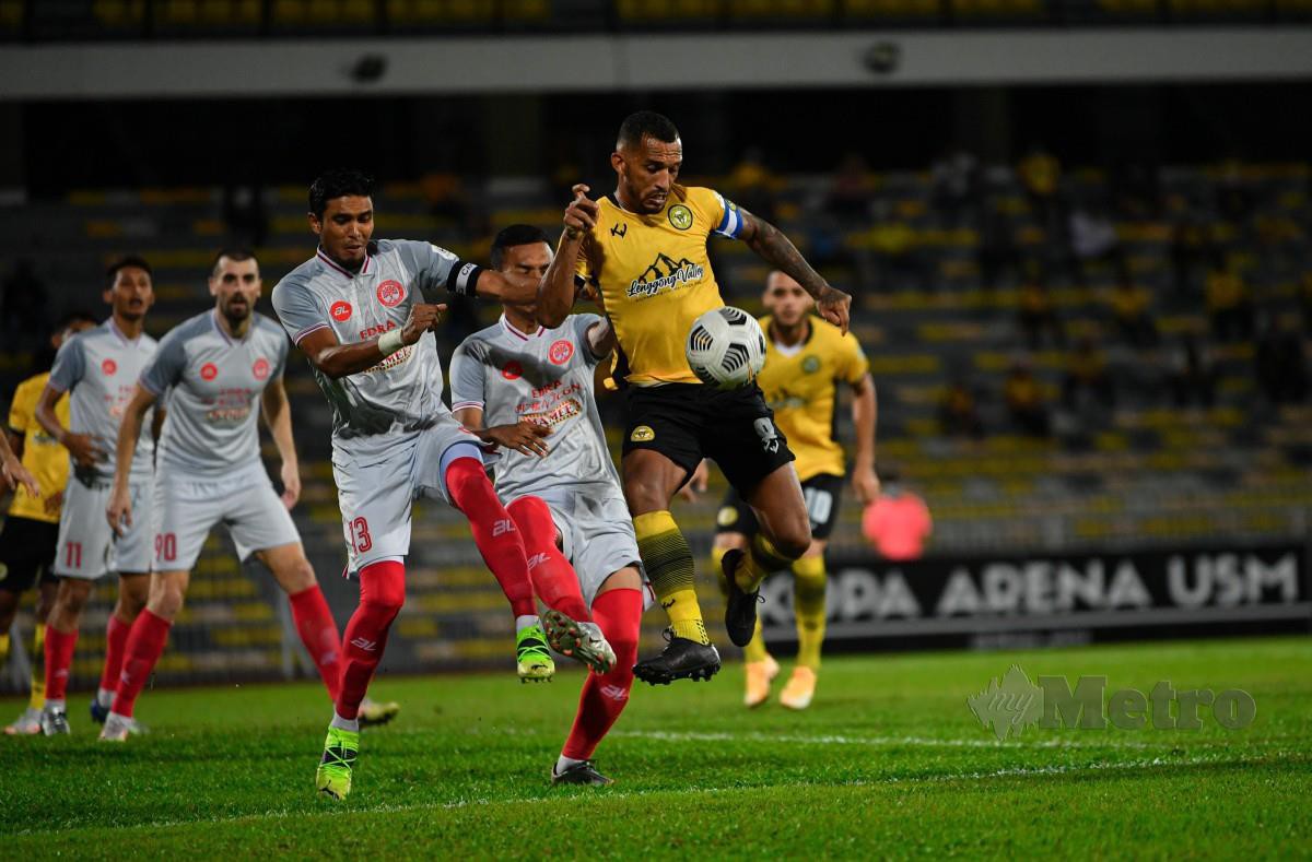 KAPTEN Perak, Leandro Dos Santos (tengah) mengawal bola ketika menentang pasukan Melaka United pada saingan Liga Super. FOTO Bernama
