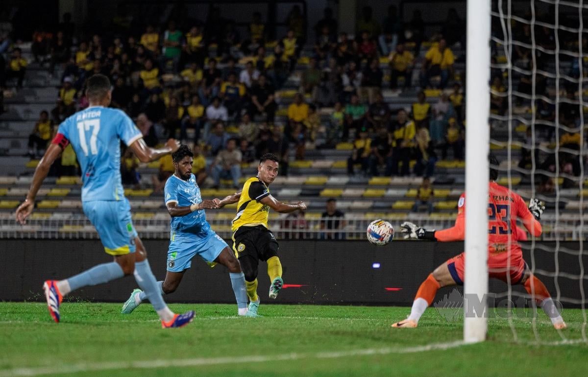  Pemain Perak FC Wan Zack Haikal (kanan) melepaskan rembatan ke gawang gol lawan ketika bertemu pasukan Penang FC pada saingan Liga Super Malaysia di Stadium Perak malam tadi.- Bernama