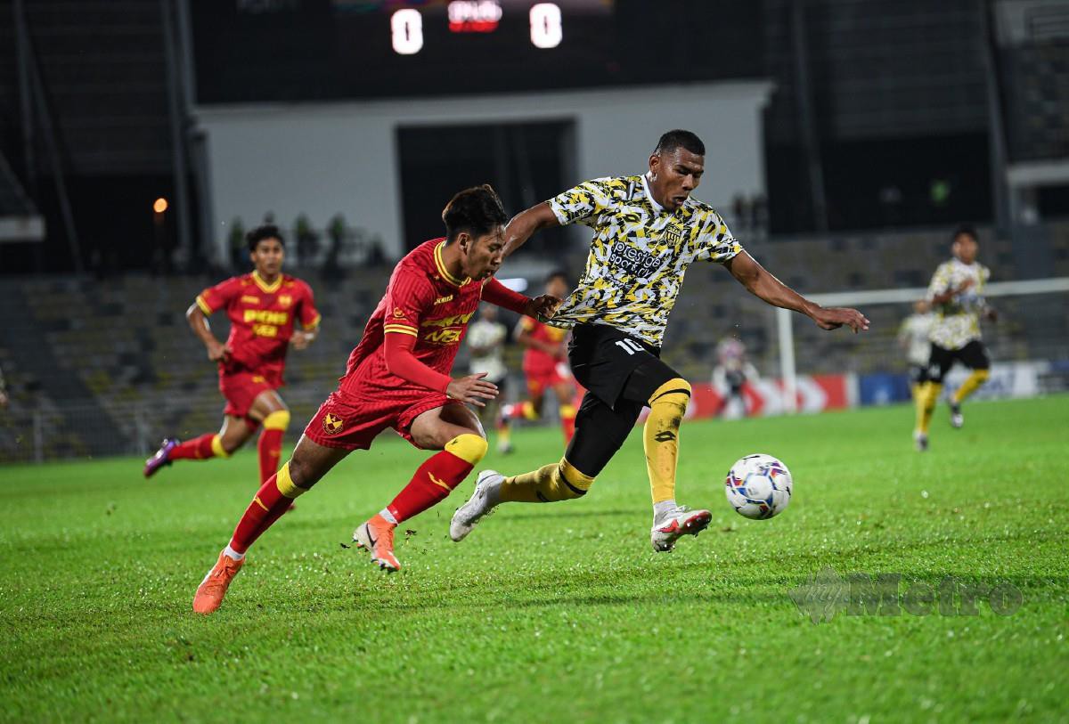 PEMAIN Perak FC, Mohd Aqil Hilman (kanan) mengawal bola ketika menentang pemain pasukan Selangor FC 2 pada saingan Liga Perdana Malaysia 2022 di Stadium Perak malam tadi. FOTO Bernama