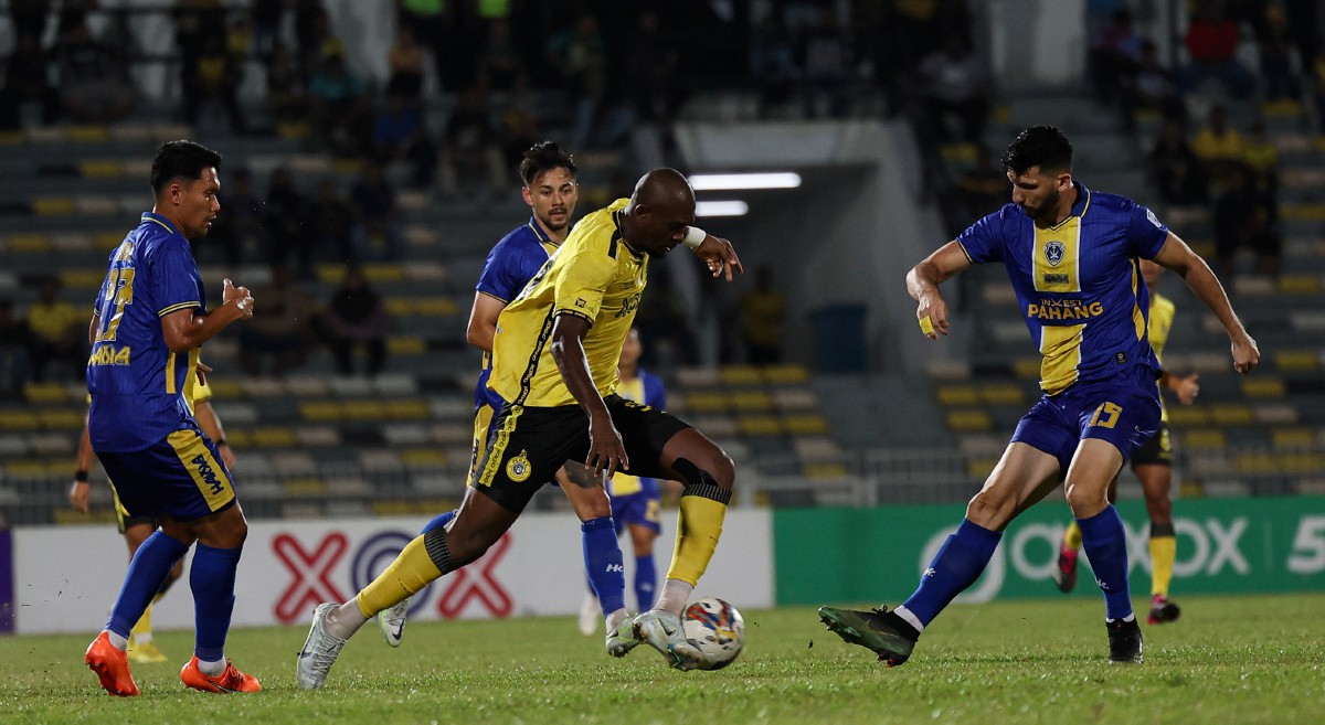AKSI Liga Super antara Sri Pahang dan Perak semalam. FOTO Bernama