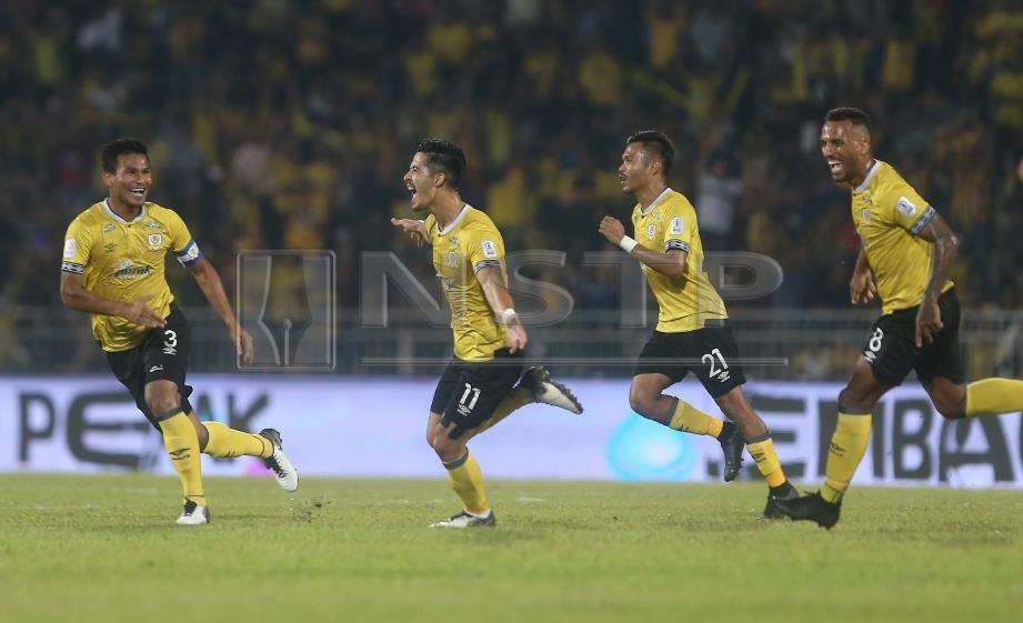 PEMAIN Perak meraikan jaringan Brendan Gan (dua dari kiri) dalam perlawanan Liga Super menentang Kedah yang berkesudahan seri 1-1 di Stadium Perak, Ipoh, malam ini. FOTO Effendy Rashid.