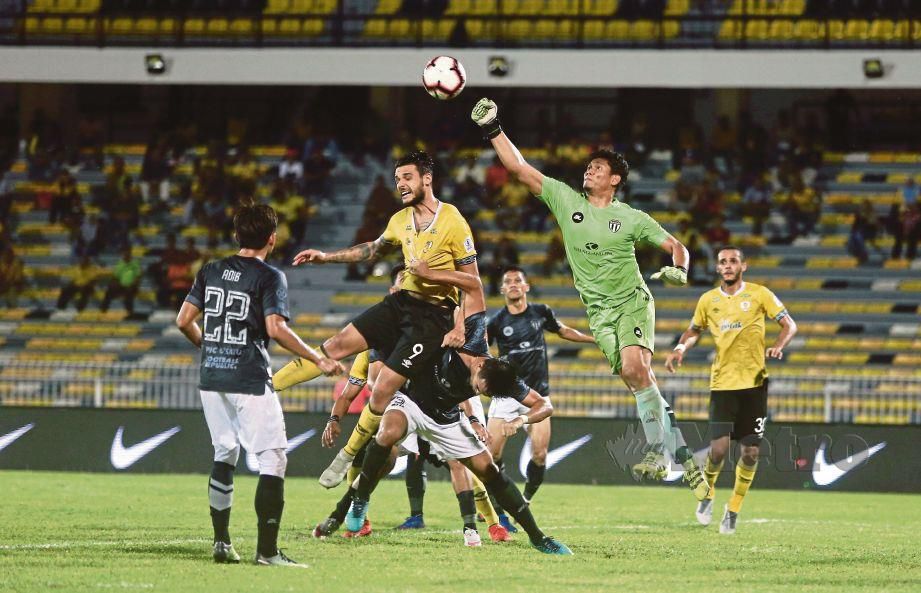 AKSI penjaga gol TFC, Muhammad Ilham Amirullah  Razali  menyelamatkan gawang  daripada ditembusi pemain Perak di Stadium Ipoh.  