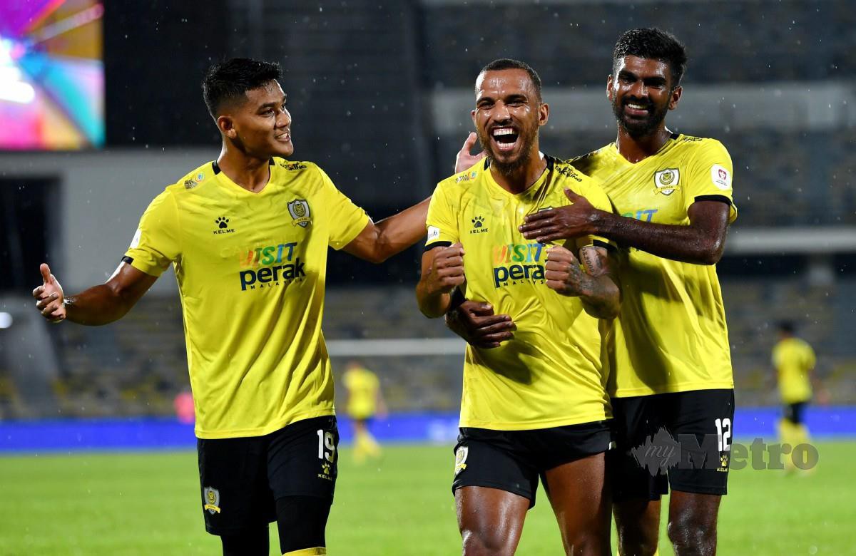 Leandro Dos Santos (tengah) meraikan gol jaringannya ketika menentang pasukan Kelantan United pada saingan Piala Malaysia 2020 di Stadium Perak. FOTO Bernama