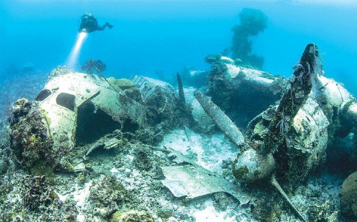 LEBIH 40 bangkai kapal dan pesawat perang Jepun terdampar di dasar Truk Lagoon.