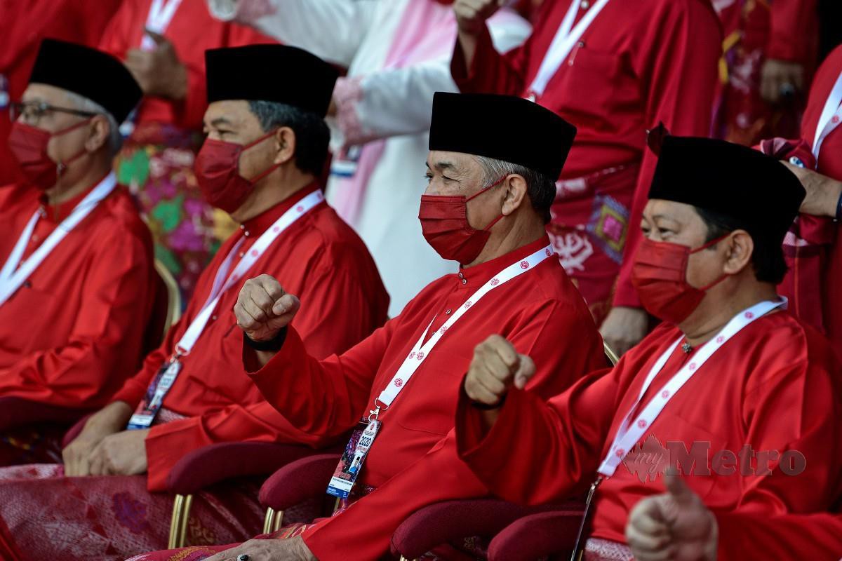 PRESIDEN Umno Datuk Seri Ahmad Zahid Hamidi (dua, kanan) bersama Timbalan Presiden Datuk Seri Mohamad Hassan (dua, kiri) ketika acara menaikkan bendera 'Sang Saka Bangsa' pada perasmian persidangan sempena Perhimpunan Agung Umno (PAU) 2020 di Pusat Dagangan Dunia Kuala Lumpur (WTC KL) hari ini. FOTO Bernama