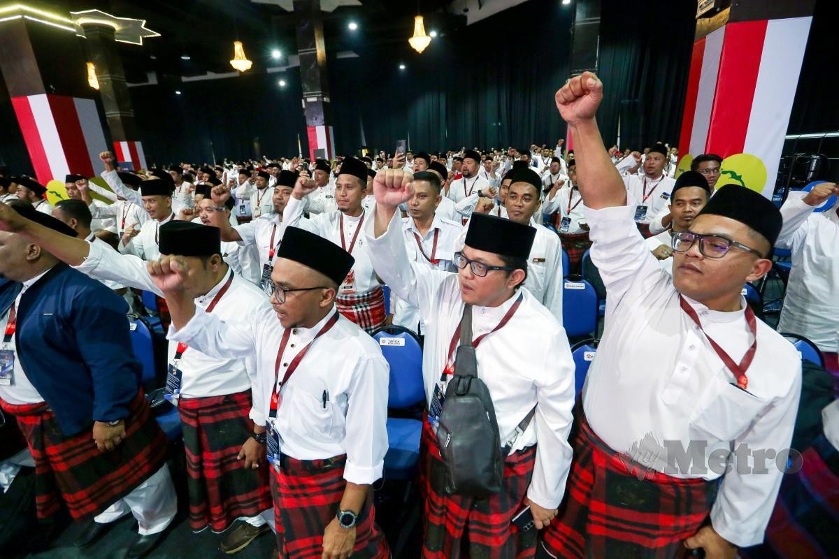 PERWAKILAN Pemuda bersorak Hidup Umno ketika Perhimpunan Agung Pergerakan Pemuda Umno Malaysia 2023. FOTO Asyraf Hamzah