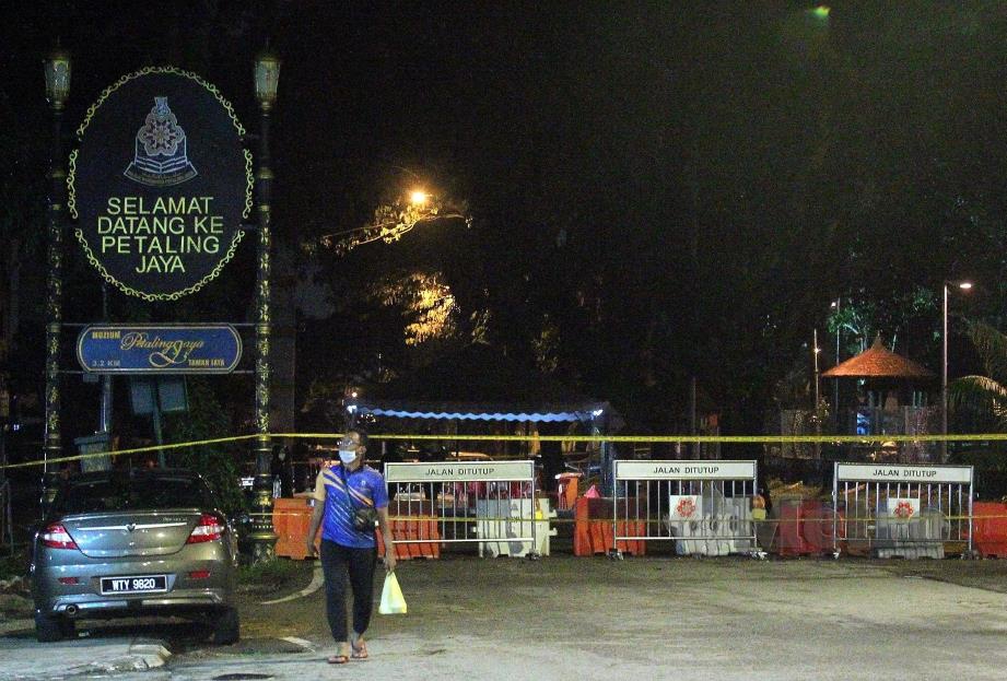 JALAN Gasing Indah di Petaling Jaya ditutup sepenuhnya kepada laluan kenderaan sepanjang PKPbagi mengelak penularan Covid-19. FOTO SAIFULLIZAN TAMADI.