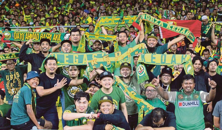 SEBAHAGIAN penyokong Kedah yang menyaksikan final Piala Malaysia di Bukit Jalil.