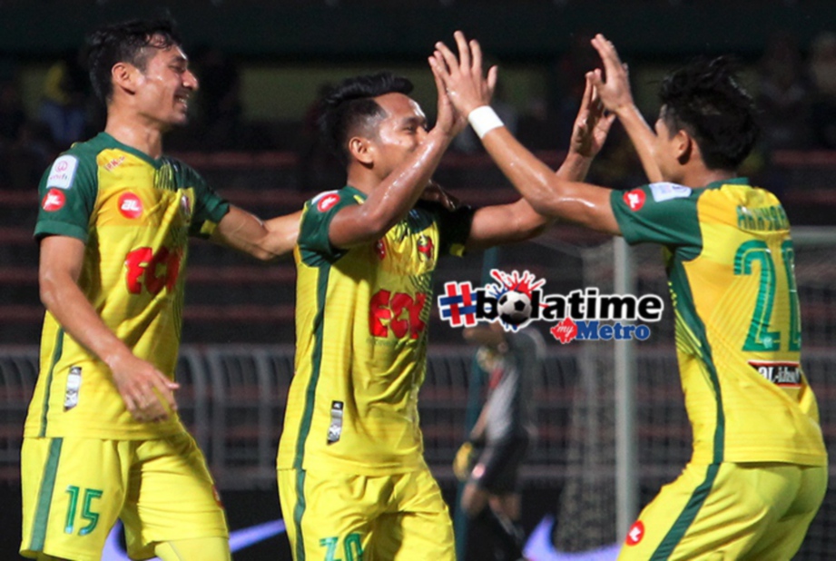 PEMAIN Kedah, Andik Vermansah (tengah) meraikan gol kedua ketika menentang PKNS FC di Stadium Darul Aman. FOTO/SHARUL HAFIZ ZAM
