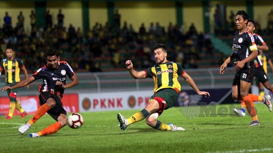PEMAIN import Kedah, Jonatan Bauman (tengah) diasak pemain FELDA United  pada aksi separuh akhir pertama di Stadium Darul Aman, minggu lalu.  