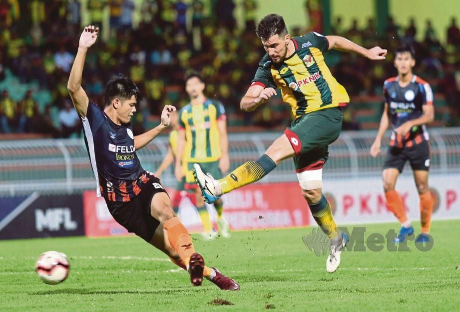 AKSI Jasazrin (kiri) mengasak  pemain import Kedah, Jonatan  Bauman  di Stadium Darul Aman.  