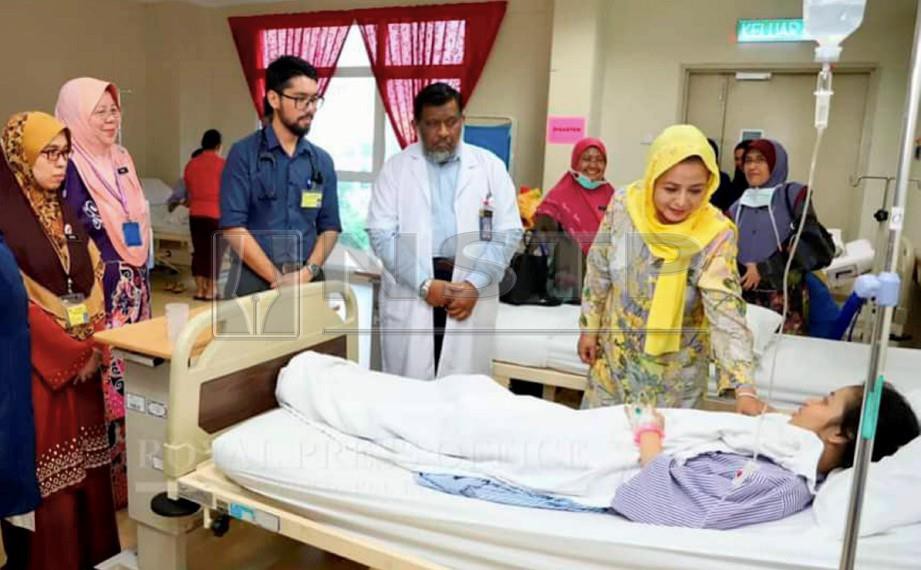 Permaisuri Johor bertanya khabar keadaan mangsa terhidu gas kimia yang dirawat di HSI. FOTO Royal Press Office