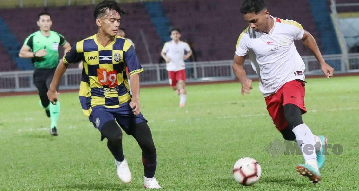 AKSI pemain Terengganu (kanan) dan Pahang pada perlawanan akhir Piala Emas Raja-Raja di Stadium Darul Maklmur, semalam. FOTO MOHD RAFI MAMAT