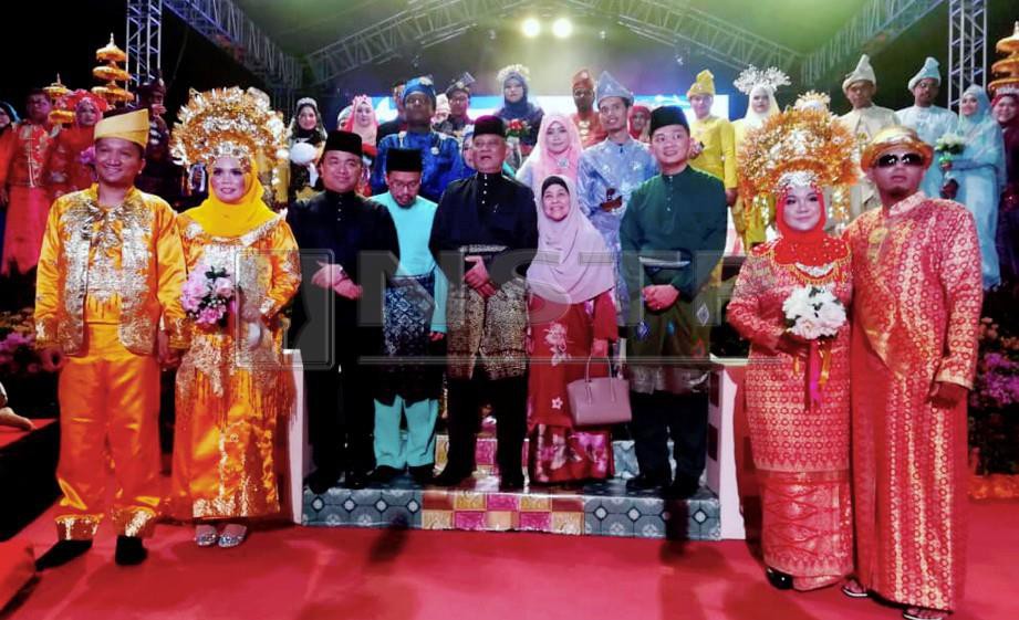 SERAMAI 18 pasangan termasuk 14 saudara baharu diraikan pada Majlis Persandingan Perdana anjuran Majlis Agama Islam Melaka (MAIM) sempena Festival Antarabangsa Sungai Melaka. FOTO Noor Azurin Mohd Sharif