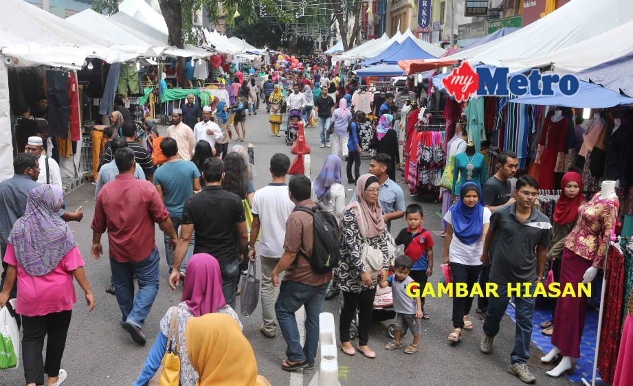 Warga kota berkunjung ke Bazar Ramadan Jalan Masjid India, Kuala Lumpur untuk membeli-belah persiapan menjelang Aidilfitri. FOTO arkib NSTP 
