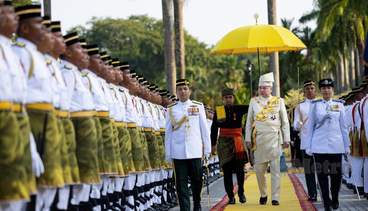 Sultan Perak Sultan Nazrin Shah berkenan memeriksa Kawalan Kehormatan Utama sempena perasmian Istiadat Pembukaan Rasmi Tahun Kedua Persidangan Dewan Undangan Negeri (DUN) Perak Ke-15 di Bangunan Perak Darul Ridzuan hari ini. FOTO BERNAMA