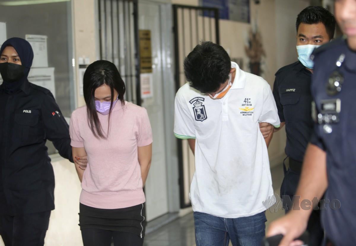 PASANGAN suami isteri tiba di Mahkamah Ampang untuk didakwa atas pertuduhan terbabit dalam kes letupan bom buatan sendiri hingga mengorbankan seorang lelaki. FOTO Mohamad Shahril Badri Saali