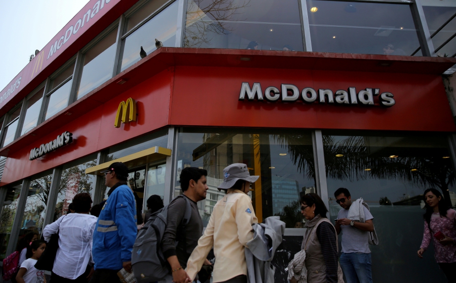 ORANG ramai melalui restoran McDonald’s di Lima, Peru. FOTO: Reuters