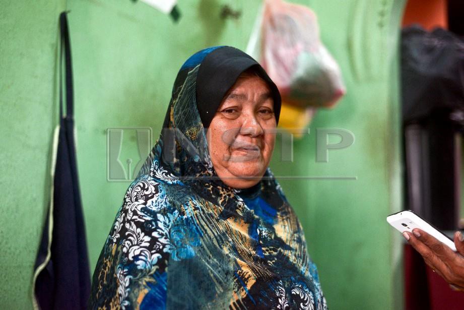 Maryam ketika ditemui di rumahnya di Permatang Pauh ketika menerima surat tawaran gerai percuma daripada MPSP dan bantuan kewangan JKM. FOTO Shahnaz Fazlie Shahrizal
