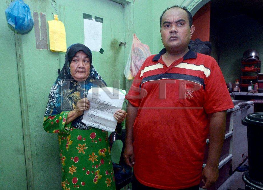 Maryam bersama Mohd Sahir menunjukkan surat tawaran gerai percuma untuk mereka berniaga dengan selesa. FOTO Shahnaz Fazlie Shahrizal