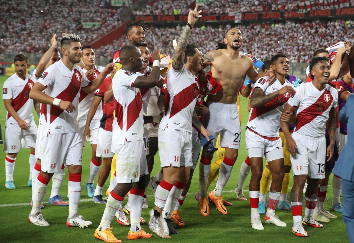 BARISAN pemain Peru meraikan kejayaan mereka menewaskan Paraguay. -FOTO EPA