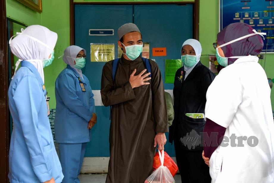 HAFIZ (tengah) mengucapkan terima kasih kepada jururawat dan doktor yang merawatnya selepas dibenarkan keluar wad hospital itu hari ini.  FOTO Bernama