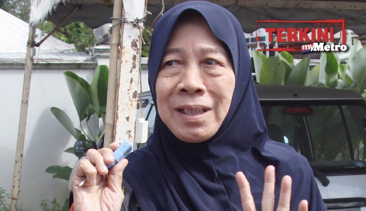 WAN Tom Wan Chik, ibu kepada mangsa MH370 Sofuan Ibrahim tenang ketika ditemui di rumahnya. FOTO Rahmat Othman.