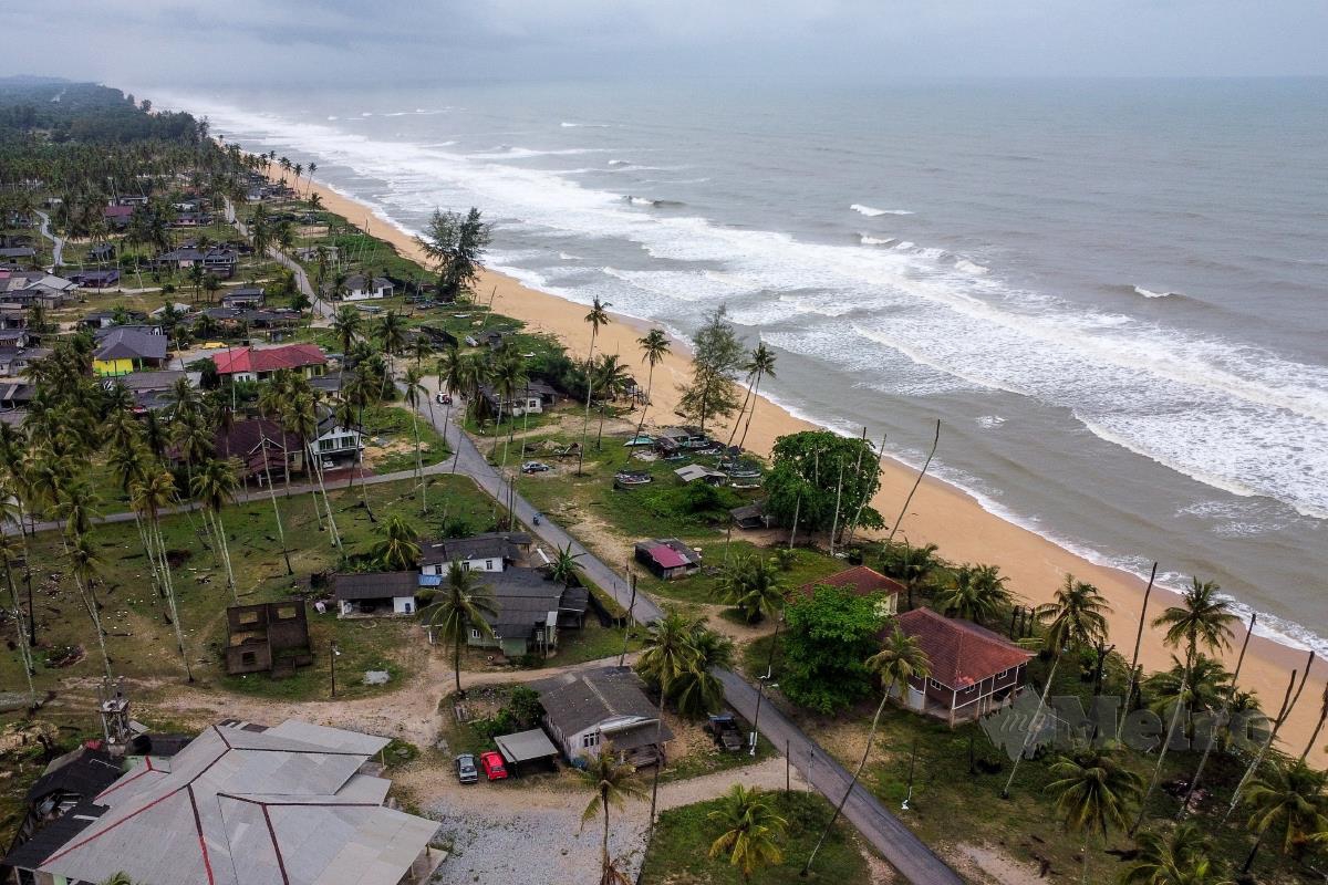 Pemandangan udara rumah penduduk yang tinggal di pesisir pantai di Kampung Binjai Bongkok. FOTO GHAZALI KORI