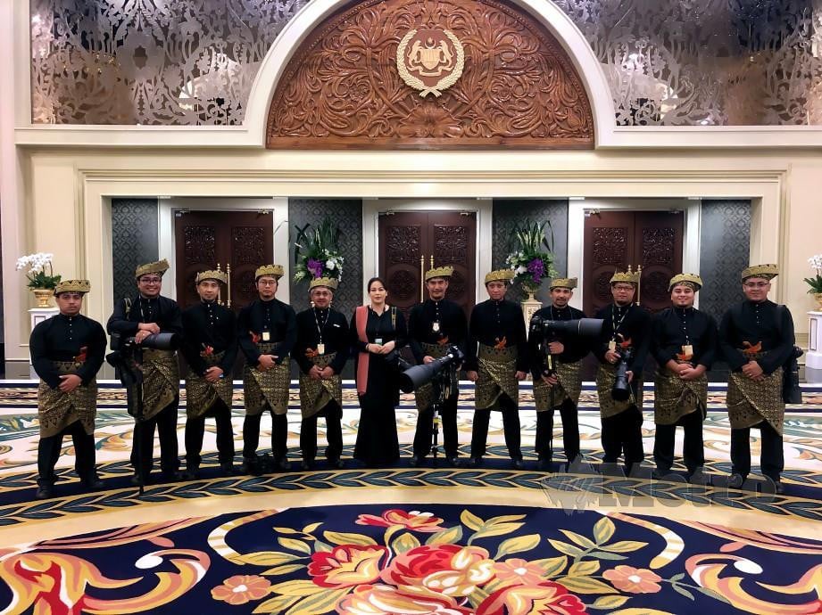 ANTARA petugas media lengkap berpakaian istiadat ketika membuat liputan Istiadat Pertabalan Yang di-Pertuan Agong ke-16 di Istana Negara. FOTO BERNAMA