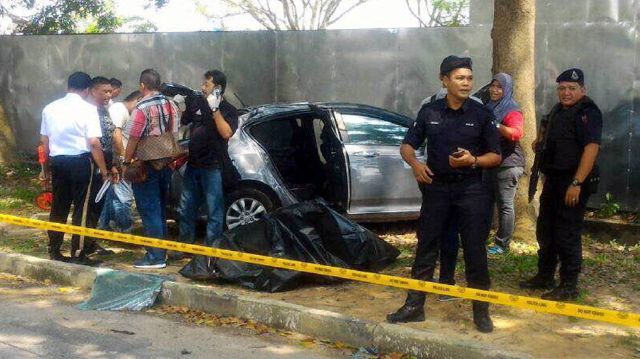 SUSPEK ditahan polis selepas kereta terbabas. FOTO ihsan pembaca