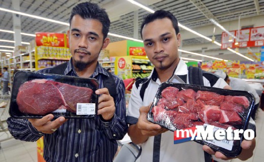 RIDZUAN (kiri) bersama Pegawai Jabatan Agama Islam Pulau Pinang, Abdul Malik Md Shariff (kanan) menunjukkan daging yang mempunyai tanda halal yang tidak diiktiraf. FOTO Shahnaz Fazlie Shahrizal