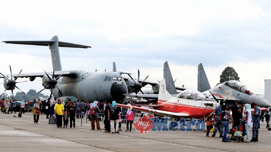 ORANG ramai menyaksikan pameran pesawat milik TUDM sempena Sambutan Ulang Tahun TUDM ke-60 di Pangkalan Udara Butterworth. FOTO Mikail Ong