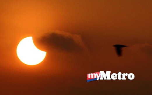 FENOMENA gerhana matahari separa dilihat di Pulau Pinang. FOTO Amir Irsyad Omar
