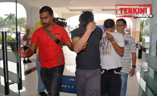 DUA lelaki yang memaki hamun tiga anggota penguatkuasa Majlis Bandaraya Pulau Pinang (MBPP) ditahan polis. FOTO Zulaikha Zainuzman