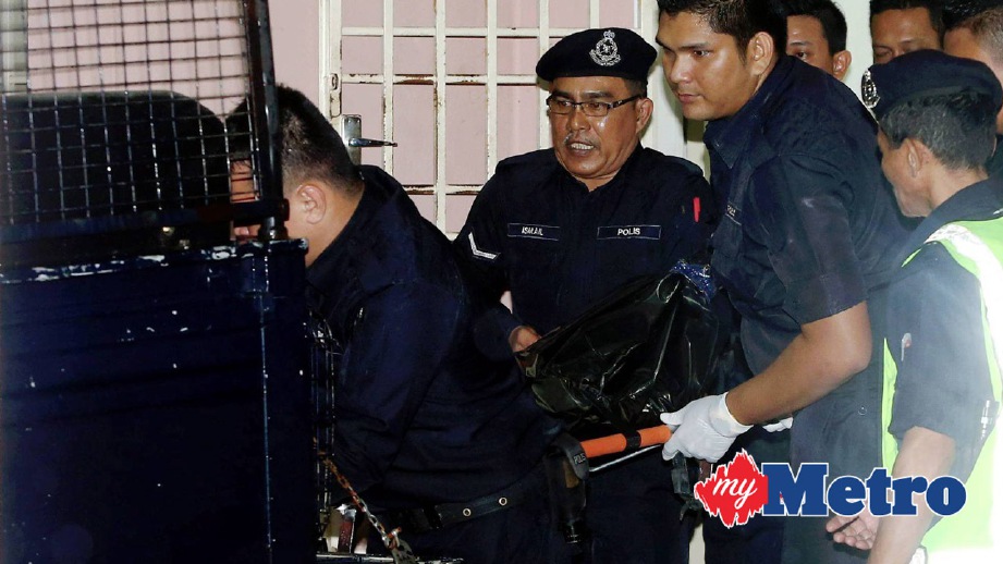 ANGGOTA polis mengangkat mayat wanita yang ditemui dalam rumah teres dua tingkat. FOTO Danial Saad