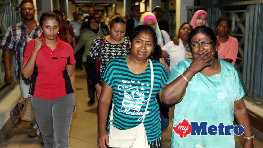 AHLI keluarga Mejar C Kayamboo tiba di Hospital Seberang Jaya. FOTO Rosli Ahmad