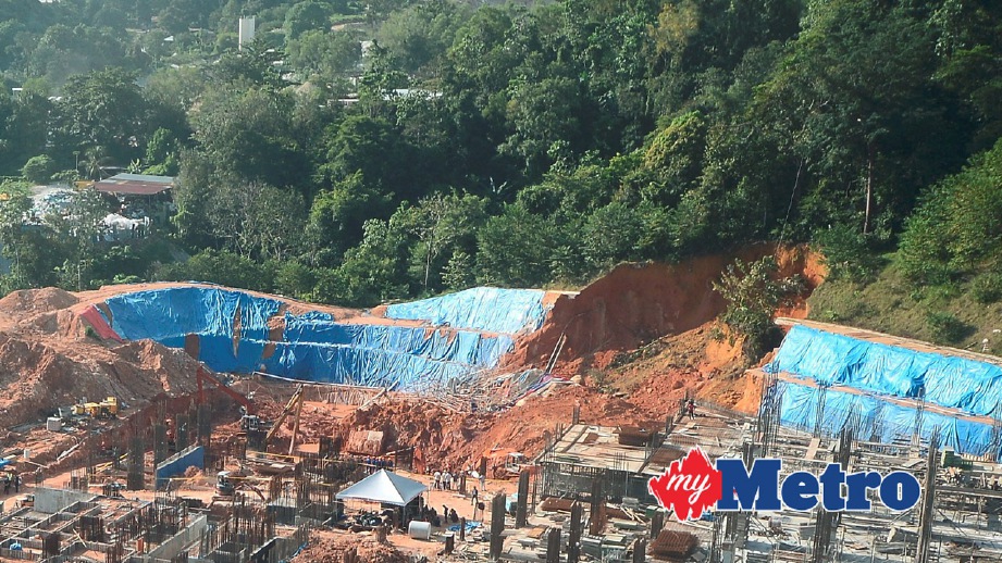 LOKASI kejadian tanah runtuh di tapak pembinaan Lembah Permai, Tanjung Bungah. FOTO Shahnaz Fazlie Shahrizal